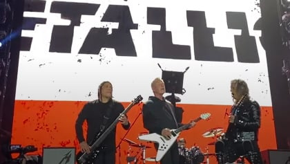 Watch METALLICA Perform At Oldest Horse-Racing Track In Chile