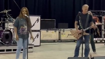 Watch METALLICA And Country Singer MICKEY GUYTON Rehearse 'Nothing Else Matters' Ahead Of GLOBAL CITIZEN FESTIVAL