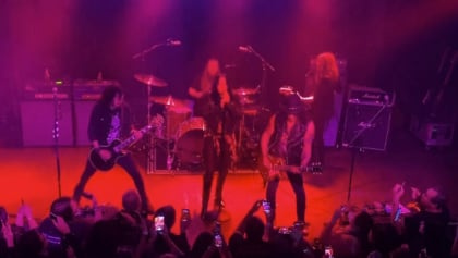 Watch: SLASH Joins DOROTHY On Stage To Perform 'Gifts From The Holy Ghost'